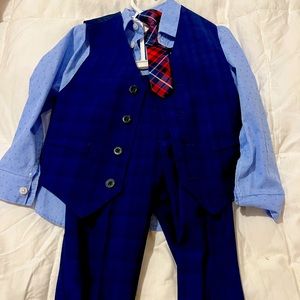 Adorable Toddler boys 4 piece suit, worn once. Perfect for Christmas pics!